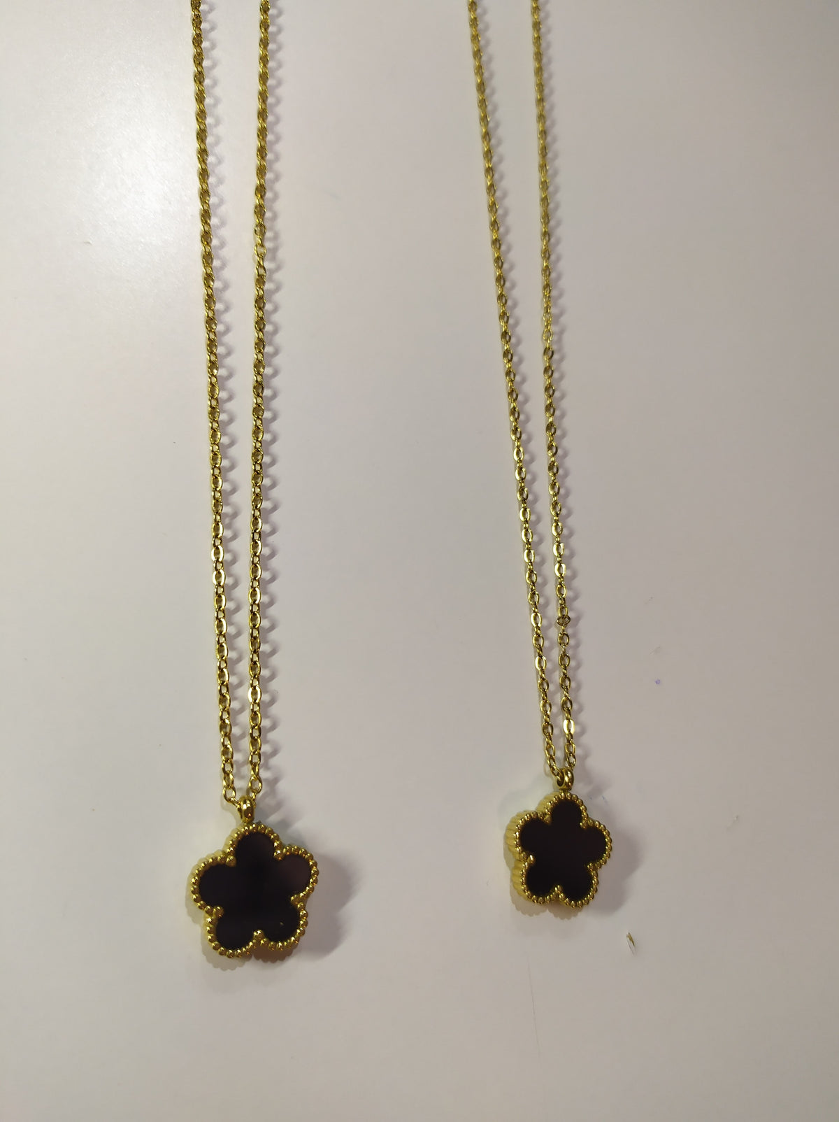 Collar con colgante trebol cinco hojas negro - additional image 14